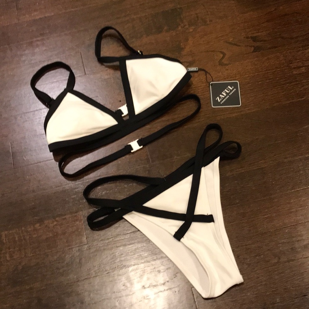 Sexy black and white strappy bikini!